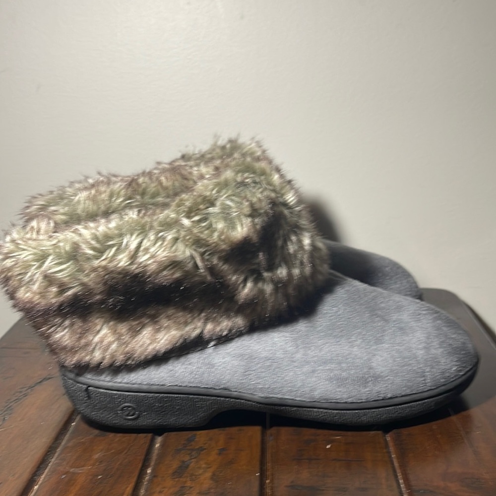 Isotoner Slipper 7.5-8 Women’s